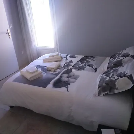 Le Jasmin לינה וארוחת בוקר 3*