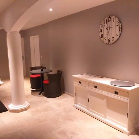 Le Jasmin לינה וארוחת בוקר מונטניאק