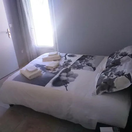 לינה וארוחת בוקר Le Jasmin 3*